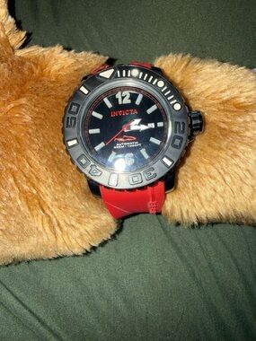 🔥 Invicta Red & Black Diver Style Watch – Sporty Statement Piece! 🔥
